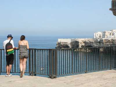 Le stradine sfociano immancabilmente sulle celebri balconate, punti panoramici disseminati lungo il borgo. Ci affacciamo oltre la ringhiera di una di esse e ci lasciamo rapire dallo spettacolo che si disvela ai nostri occhi: di fronte a noi solo la distesa blu dell�Adriatico, incorniciata a destra e a sinistra dall�alta scogliera